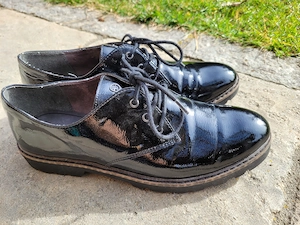 Lack-Halbschuhe von Tamaris Größe 40