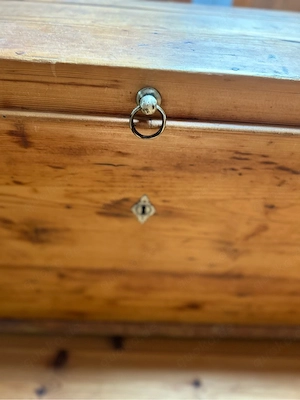 antike Truhe, alte Truhe, restauriert