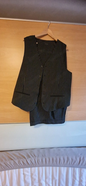 Dreiteiliger Anzug abzugeben Größe 54