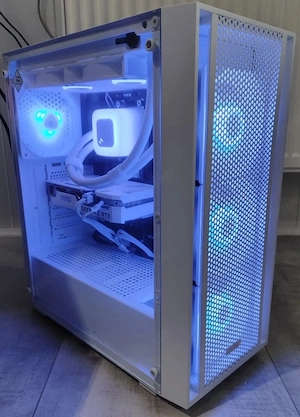 Dies ist ein Gaming-PC in komplett weißem Design.  Windows 11 Pro ist aktiviert (Offline-Installatio