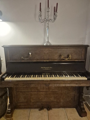 historisches Klavier von John Brinsmead & Sons