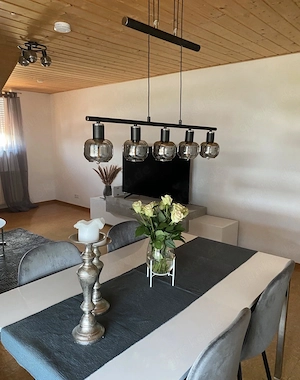 Esstisch 135x85x75 inkl. vier Stühle grau samt neuwertig