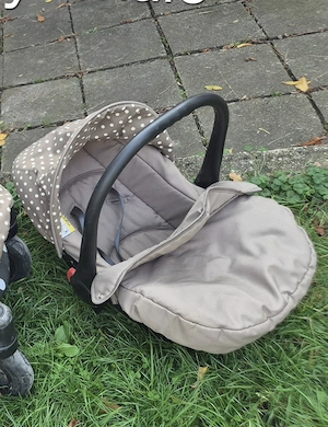 Babyschale  Autoschale 