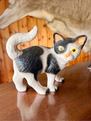 Vintage Katzenfigur Schwarz-Weiß   Dekokatze mit aufgestelltem Schwanz