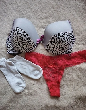 Getragene Slips Tanga Socken BH Leggings Strumpfhosen usw