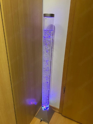 LED-Wassersäule mit Farbwechsel und Luftblasen
