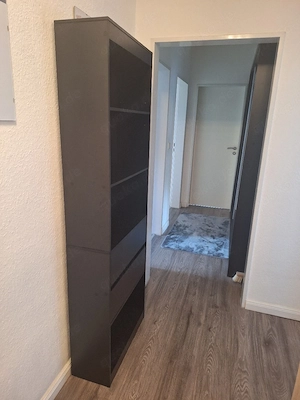 Schwarzes Regal mit 2 Schubladen