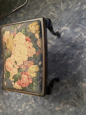 Antiker Klavierhocker mit floralem Stoffbezug