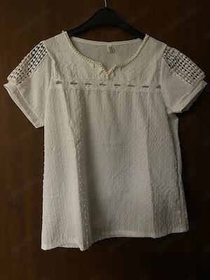 Weiße Bluse mit Perlen und Spitzen-Details