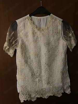 Weiße Damenbluse mit Spitzen-Overlay und Blumenstickerei