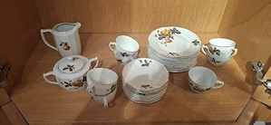 fast komplettes Kaffeeservice mit Blumenmuster