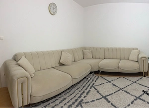 Großes Ecksofa in Beige mit Gold-Akzenten