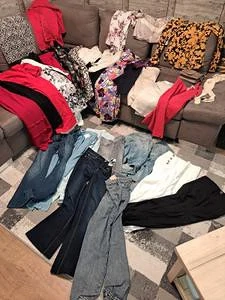 Suche zu verschenken ein Konvolut an Damenbekleidung 