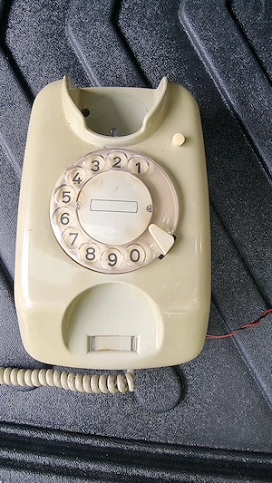 historisches Wandtelefon mit Wählscheibe,