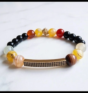 Mehrfarbiges Perlenarmband mit runden Kugelperlen, goldfarbenes Mittelteil