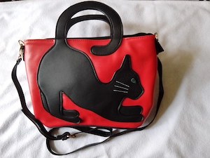 Handtasche in Rot mit schwarzem Katzen-Motiv