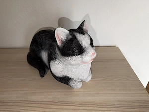 Neue Dekofigur  Schlafende Katze , täuschend echt