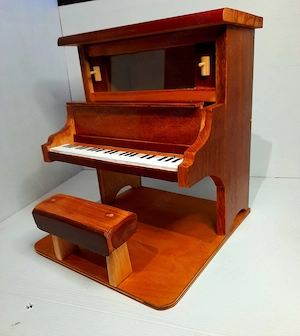 Klavier,Futterhaus, für Eichhörnchen und Vögel  Das perfekte Geschenk für jeden Anlass 