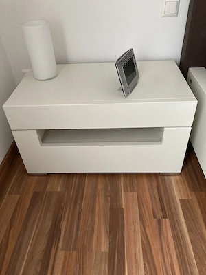 2 Nachttische z verschenken