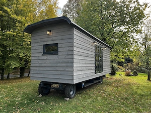 Neuer, ganzjährig bewohnbarer Zirkuswagen im Country-Stil   bereit für Premium-Glamping