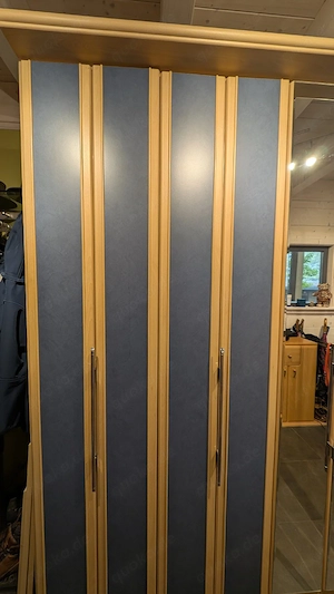Kleiderschrank zu verschenken 