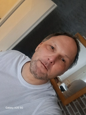Knackiger Silberrücken sucht younge attraktive Lady für diskrete Dates  Erotik 