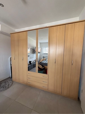 Schlafzimmer-Set: Holzbett, Kleiderschrank, 2 Nachtischkästen