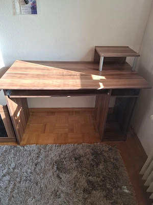 Walnussfarbener Schreibtisch mit Aufsatz