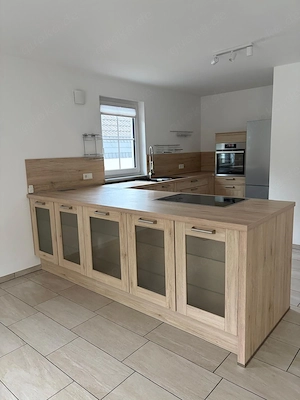 Große Einbauküche mit Kochinsel, Bosch-Kühlschrank, Elektrogeräten & beleuchteten Glasvitrinen