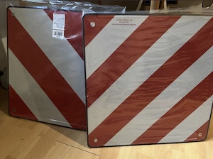 2 neue reflektierende Warntafeln  