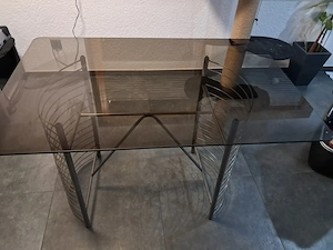 Moderner Esstisch mit Glasplatte und Metallgrstell 
