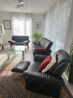 Leder-Couch 3-Sitzer, 2-Sitzer, Sessel mit Fußteil und Couchtisch